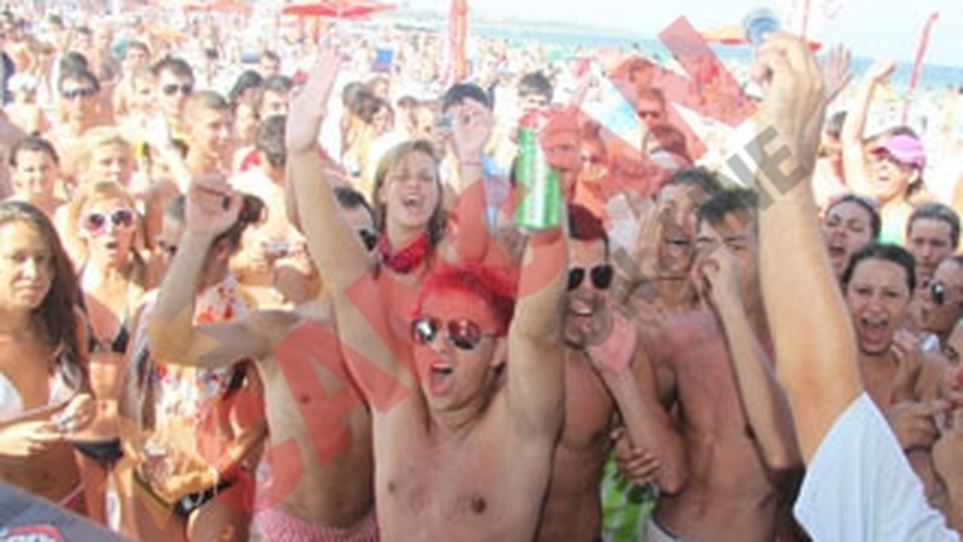 Mii de oameni au invadat beach barul Summer Kiss din Costinesti! Concerte LIVE pe plaja!