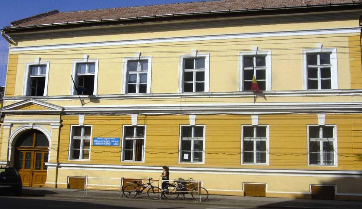 Profesorul Ion Deliu se poate întoarce să predea în școala "Anișoara Odeanu", de unde a fost dat afară în urma acuzațiilor de hărțuire sexuală la adresa unei eleve