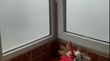 Un craiovean a filmat în timp ce un acoperiș i-a spart geamul de la apartament. Imaginile au devenit virale