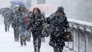 PROGNOZA METEO pe urmatoarele trei zile. Vremea se mentine deosebit de rece, vor fi ninsori si vant