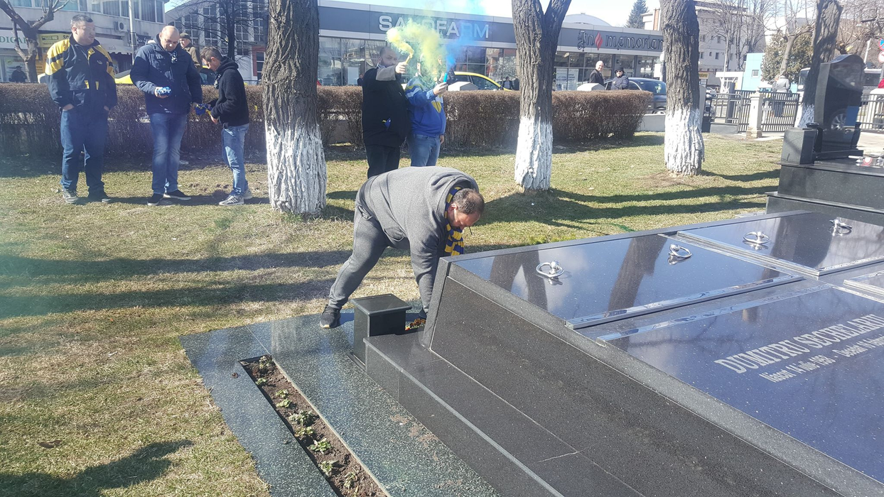 Fanii echipei de fotbal FCM Bacău au aprins fumigene galben-albastre la mormântul lui Sechelariu