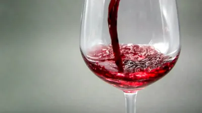 Vinul ROȘU, între mit și știință: Ce impact are cu adevărat asupra sănătății