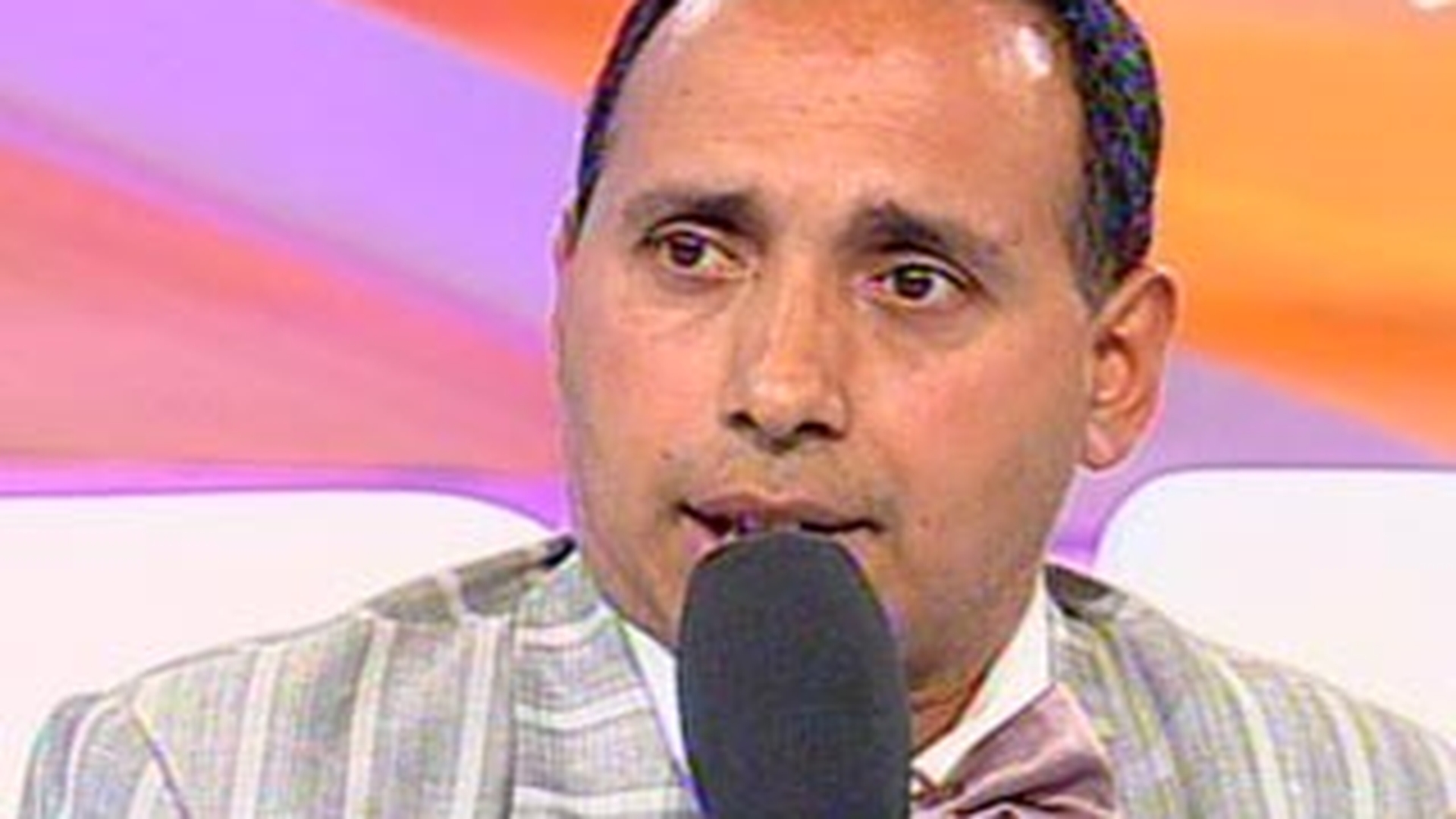 Gigel Frone nu duce viata de star! Intr-o zi de spectacole isi calca singur tinutele si se relaxeaza pe Facebook - Vezi ce spune si despre amantlacul lui Jean de la Craiova!