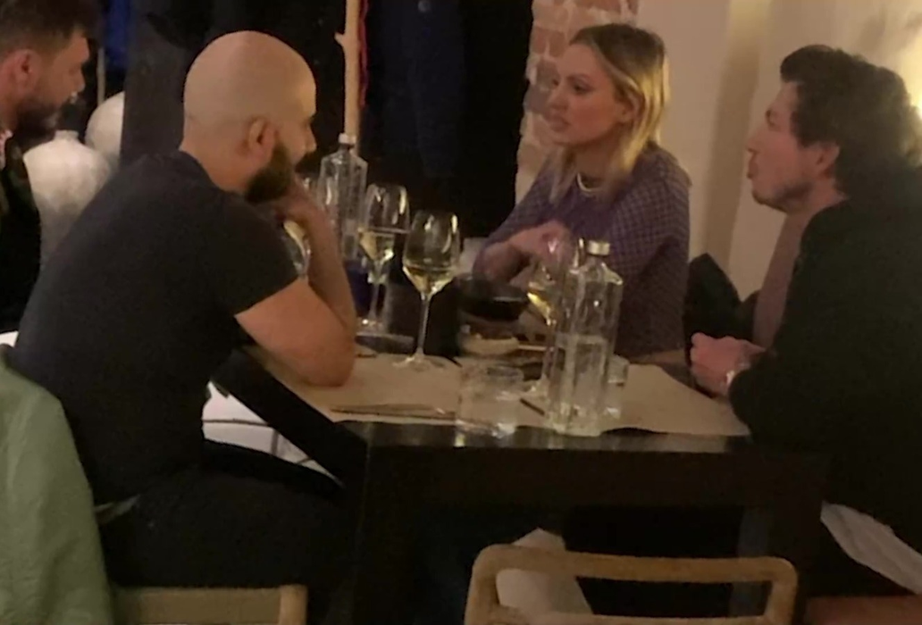 Alexandra Stan, la un restaurant din ”Floreasca”, alături de  amici (Foto: CANCAN.RO)