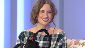 Toata lumea se amuza de sarbatori de Iulia Albu! " De Craciun se taie porcul sau gaina?" Cine a indraznist sa spuna ast