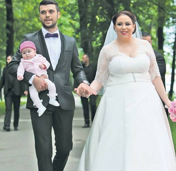 Oana Roman a îmbrăcat rochia de mireasă mult dorită la 4 ani de la nuntă: “Nicio relație nu e perfectă”. Prezentatoarea s-a asortat cu fiica ei