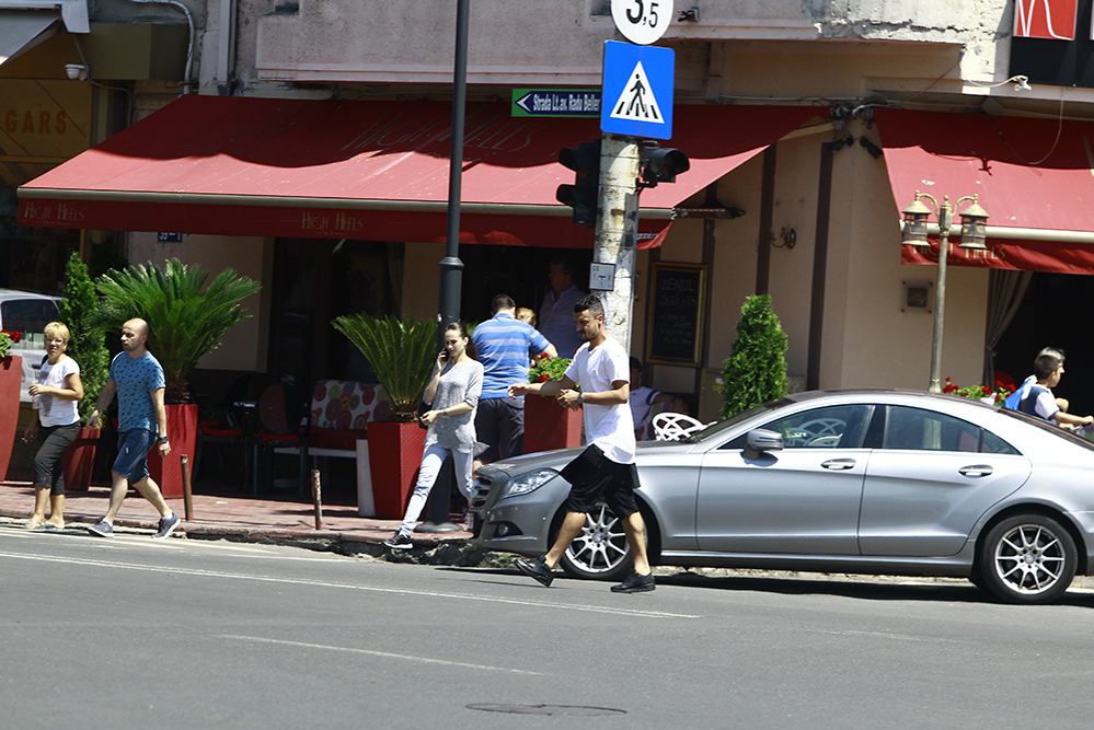 Budescu traversează strada