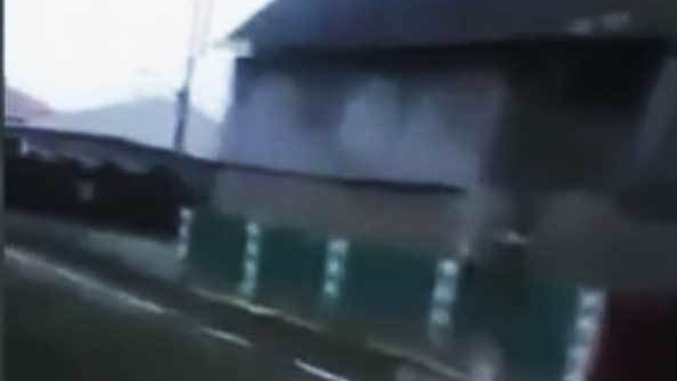 Culmea marcajelor rutiere la români! Au marcat trotuarul pe 10 kilometri, nu şi strada!