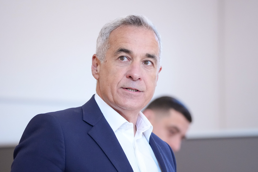 Calin Georgescu isi exercita dreptul la vot,  in cadrul celui de-al doilea tur al alegerilor prezidentiale, in Bucuresti, duminica, 18 mai 2025. ANDREEA ALEXANDRU/MEDIAFAX FOTO