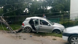 Un băiat de 14 ani a intrat cu mașina în stâlp, pe DC 71, la Tețcoiu. La bord erau alți trei copii