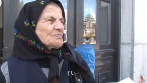 INCREDIBIL ce face aceasta batranica! La 90 de ani cutreiera tara cu trenul si...