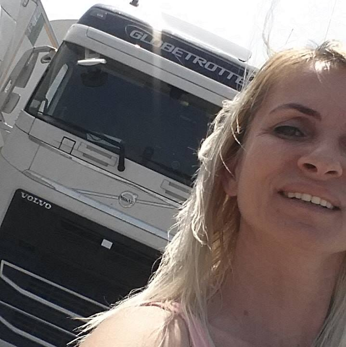Sexy-românca șofer de TIR în Spania. Ce îi transmit colegii Crinei prin stație când o văd
