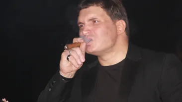 A invitat o bruneta la film, dar a uitat de bunele maniere. Regizorul George Ciubotaru si-a lasat partenera cativa pasi in spate