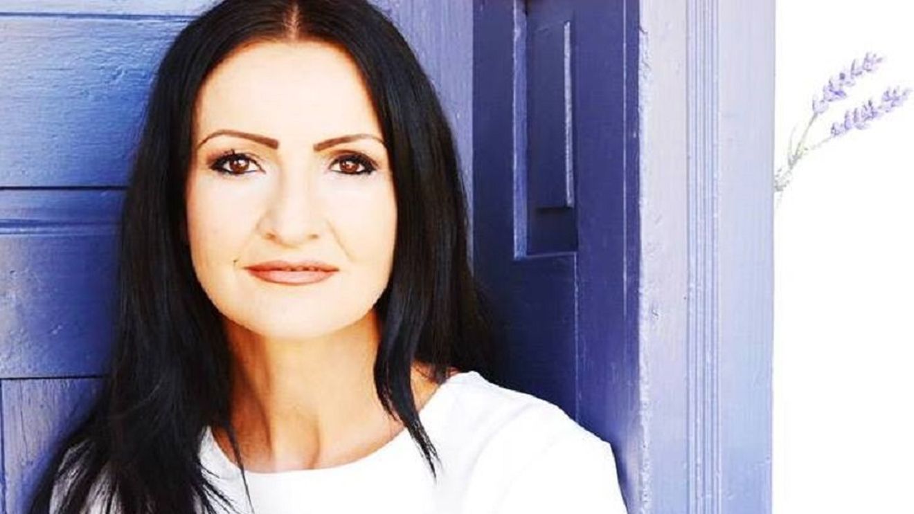 FOTO / Ea e "Prinţesa Lavandei" din România. Tânăra şi-a creat singură ţinutul mov în inima Transilvaniei, iar imaginile îţi taie respiraţia