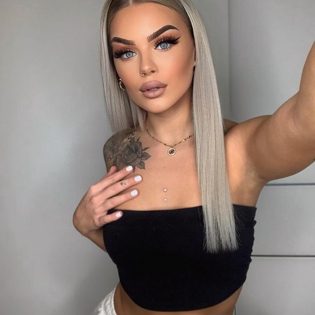 Emily e blonda care face "ravagii" pe Instagram! Poartă lentile de contact și are gene false și nu lasă nimic să-i scape! 