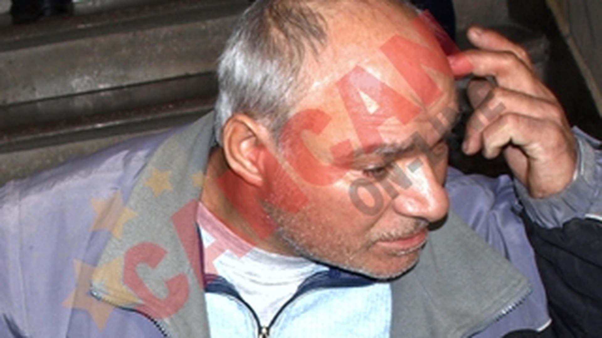 S-a baricadat cu copilul in casa!