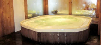 Au MURIT într-un jacuzzi de lux. Copiii au fost cei care i-au găsit