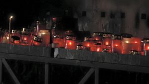 Oamenii s-au strans din nou la Colectiv. Au venit cu lumanari si cate o garoafa alba pentru a cinsti memoria victimelor!