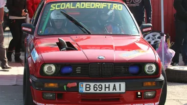 Cea mai sexy alaturare posibila! Ce se intampla cand o blonda siliconata intalneste 300 de cai putere si o camera filmeaza tot!