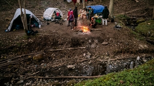 Imagini tulburătoare cu românii care își fac Paștele în Suedia, în corturi