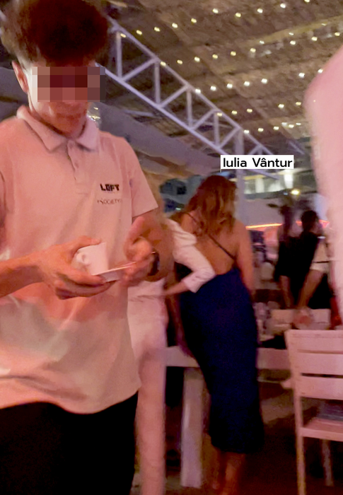 Iulia Vântur a ajuns în club, iar acolo s-a distrat copios, alături de o prietenă