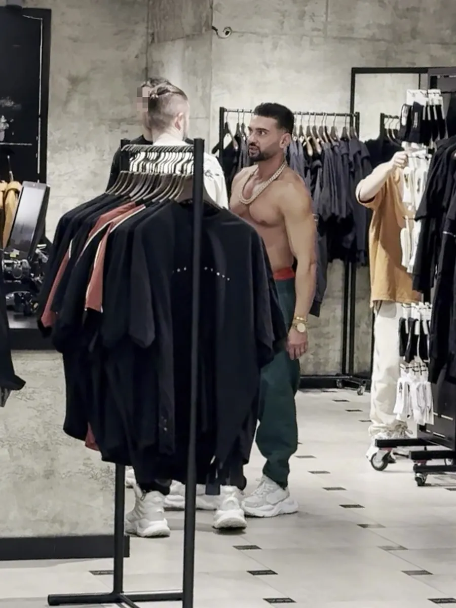 Dorian Popa a șocat din nou! A mers gol prin mall