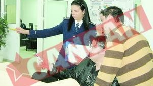 Politiste sexy pentru soferii neatenti