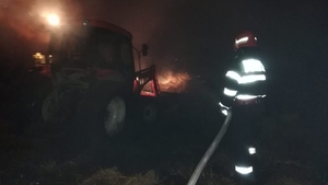 Depozit de furaje, incendiat în Teleorman. Focul risca să se extindă la locuințele din apropiere