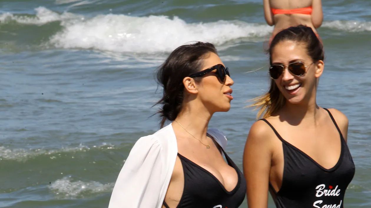 RALUCA PASTRAMĂ a plecat singurică la mare şi a făcut senzaţie! S-a aplecat, a tras de slip şi... Bărbaţii din jur au reacţionat INSTANTANEU!