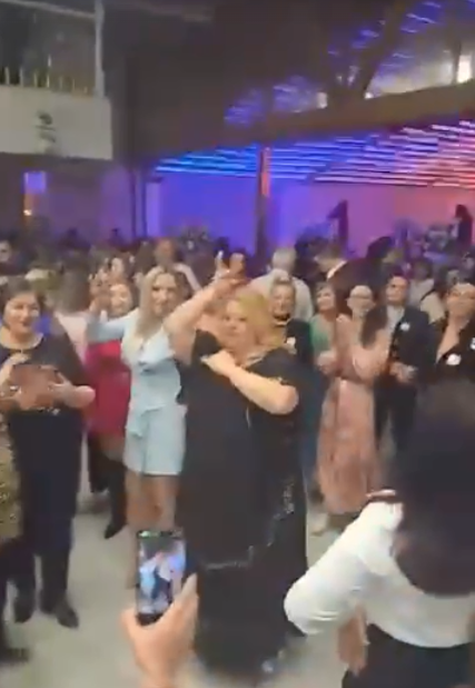 Țara arde și Diana Șoșoacă se ”rupe” în dansuri arăbești. Mișcările demențiale au acaparat publicul