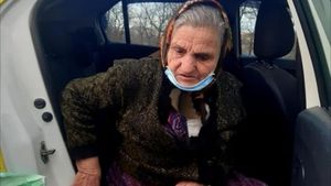 Caz șocant în Târgu Jiu. O bătrână de 88 de ani, externată din spital și abandonată în frig, pe o bancă. Cine a intervenit