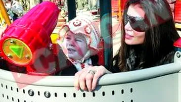 Moni a ingropat un crocodil in parc