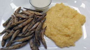 Cu câți lei se vinde o porție de hamsii cu mămăliguță, acum, în stațiunea Mamaia