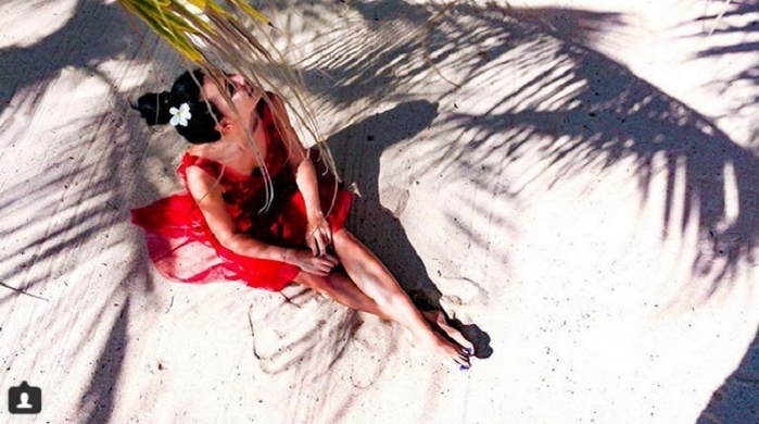 FOTO / Corina Caragea, răsfăţată într-o vacanţă exotică! A îmbrăcat costume de baie sexy, însă atenţia a fost la un detaliu intim