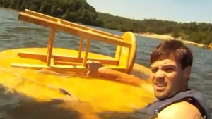 Fac schi nautic pe scaunul de bar! Vedeti aici cine sunt curajosii si cum se descurca