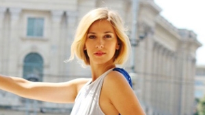 Dana Rogoz, intr-o rochie vaporoasa prin care i s-a vazut forma sanilor
