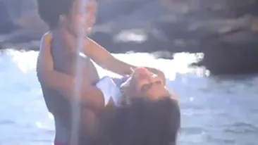 Elena de la Mandinga, scene fierbinti in spuma marii cu un barbat super sexy! Vezi aici cel mai nou videoclip al trupei!