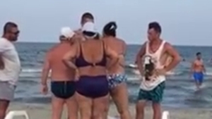 Scene incrediile pe o plaja din Mamaia! Femeie batuta cu bestialitate de un angajat! MOTIVUL SOCANT de la care a plecat totul