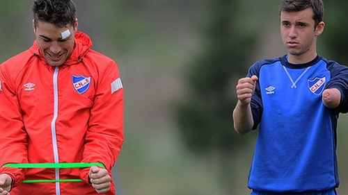 Un fotbalist fara o mana si-a indeplinit visul cel mare! N-ai sa ghicesti niciodata la ce SUPER echipa a debutat