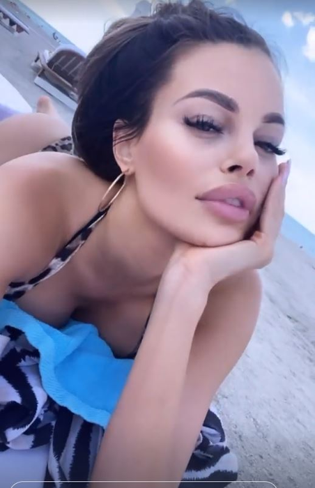Justyna Gradek, pe una dintre plajele de lux din Mamaia © Instagram Stories
