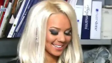 VIDEO Sa moara Mark Zuckerberg! O pitipoanca bulgaroaica cu sani imensi canta o manea despre Facebook! I-ai da un LIKE?