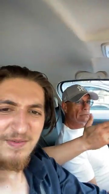 Van Damme ascultă manele în mașină, alături de un grup de clujeni / Sursă foto: captură video Facebook