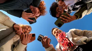 (P) Tinerii nu mai vor „nou”. Ce spune alegerea tot mai frecventă a celor care evită telefoanele abia lansate