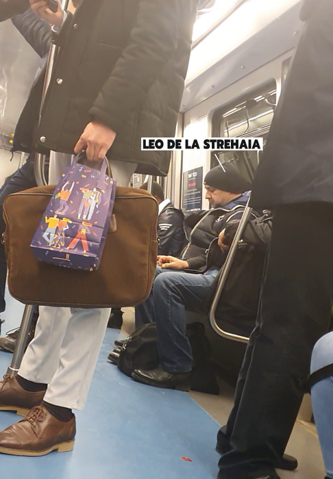Leo de la Strehaia își verifică telefonul