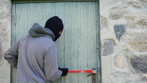 Un român a încercat să spargă locuința unei primărițe din Italia. Ce a pățit bărbatul după a fost surprins pe camerele video