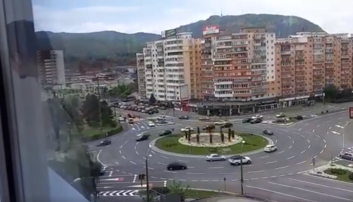 Filmare fabuloasă cu un “englez”, pe contrasens într-un sens giratoriu din Brașov. Ce s-a întâmplat după ce a ieșit din intersecție