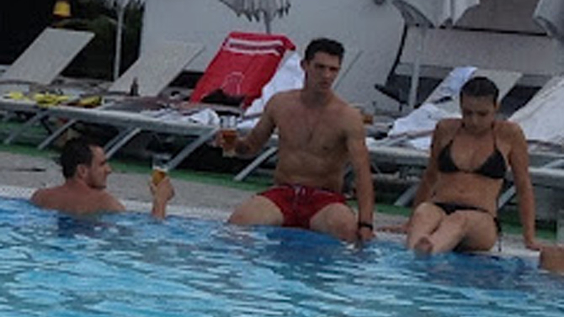 Gabi Matei, fostul iubit al Madalinei Pamfile, nu este atras de fotbal! In timpul liber se distreaza cu femei si bere la piscina!
