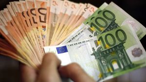 Escortă din Vaslui, condamnată la închisoare după ce a furat de la un client 15.000 de euro
