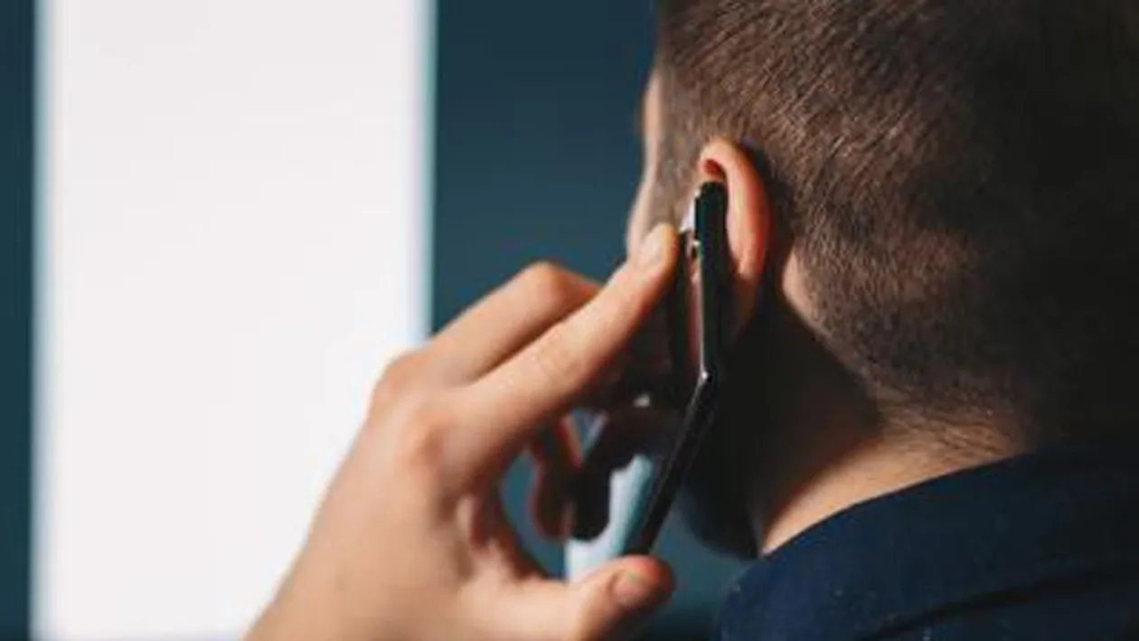 Putem lua coronavirus de pe telefoanele mobile! Semnal de alarmă tras de Streinu Cercel