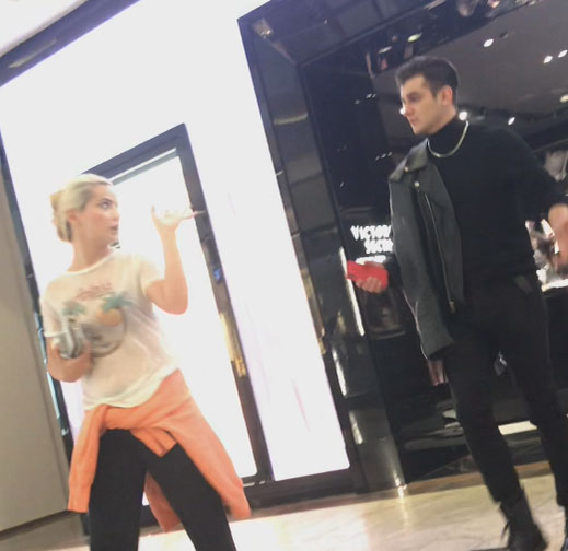 Anca și Vlad se plimbă prin mall